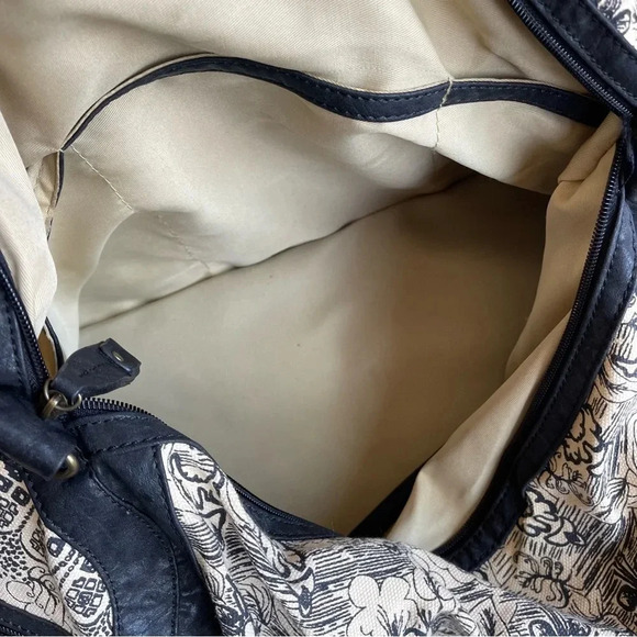 AmyKathryn Vegan Large Duffle Bag - Picture 14 of 16